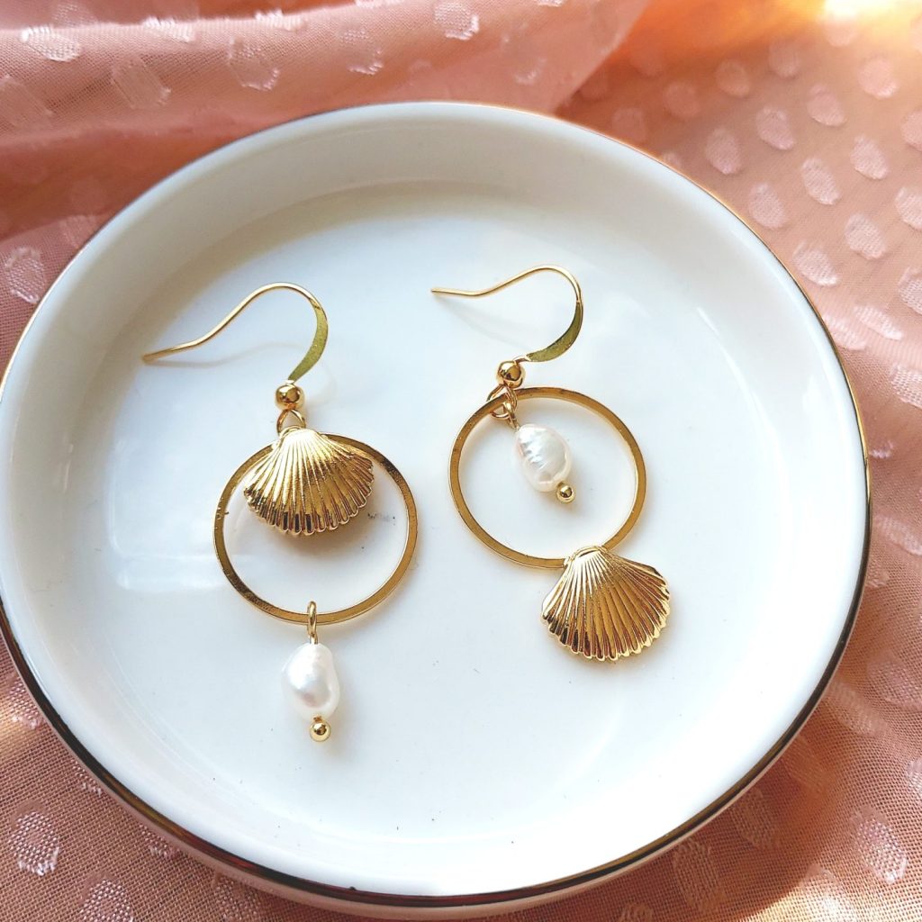 boucles d'oreilles asymétrique coquillage été